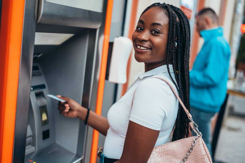 Ouvrir compte bancaire ado adolescent jeune étudiant banque finance épargne frais bancaires