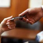 Carte bancaire : les éléments à prendre en compte pour faire son choix en 2021