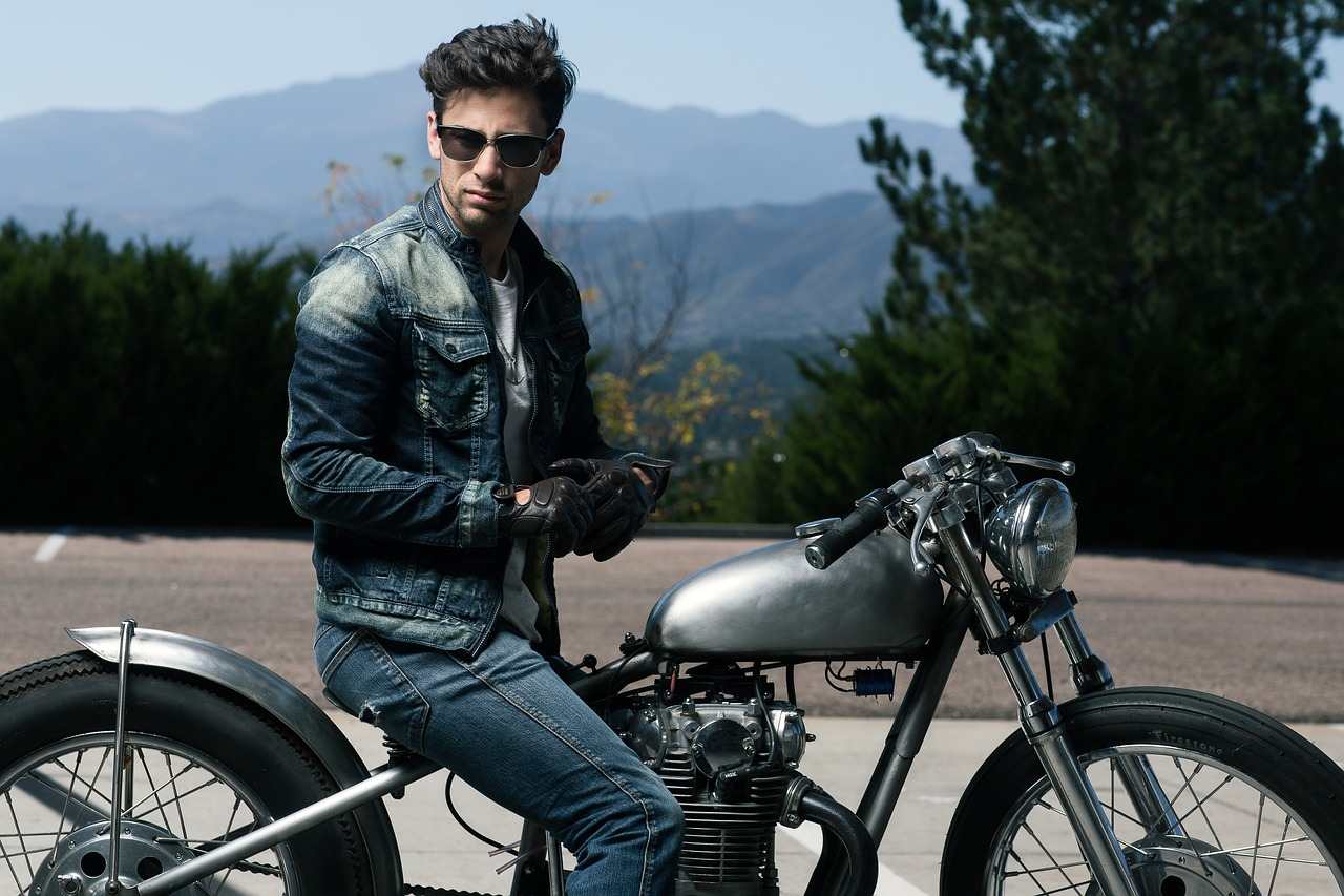 Assurance et gants de moto : obligatoire ?