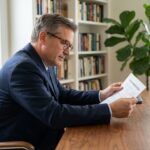 L'importance d'une bonne gestion de son assurance vie homme-assureur-navy-costume