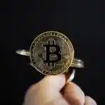 nozzhy.com-quelle-est-la-fiscalite-des-cryptomonnaies-bitcoin-piece-scaled-1
