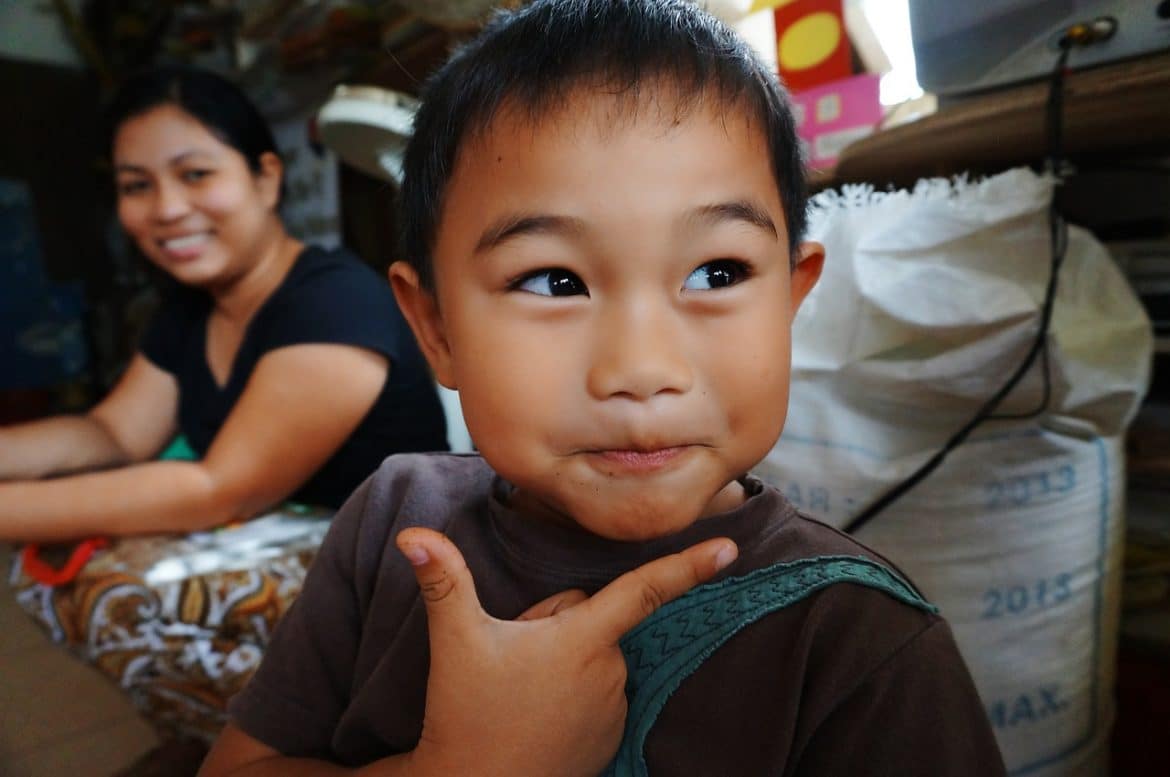 Un enfant et sa maman aux Philippines